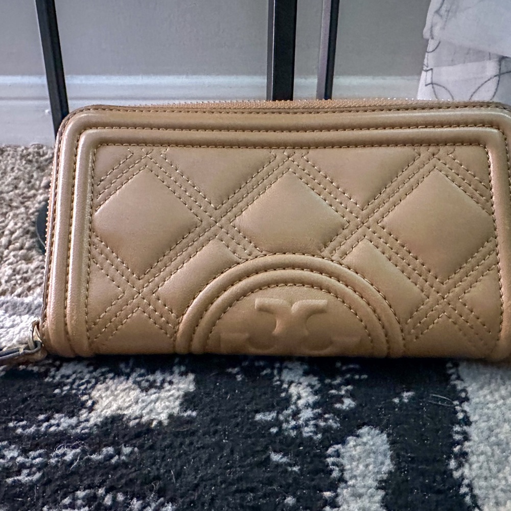 ✨ Tory Burch Fleming Quilted Soft Zip Continental Wallet ✨